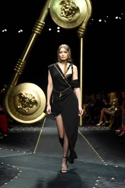 Gigi Hadid en el desfile de Versace, en Milán.