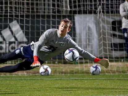 Julen Agirrezabala, durante el entrenamiento de este martes en la Ciudad del Fútbol de las Rozas.