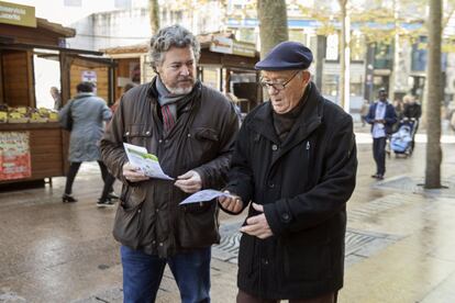 El dirigente de Equo y cabeza de lista de Podemos en Álava, Juantxo López de Uralde, reparte propaganda electoral hoy en Vitoria. 