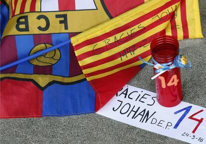 Banderes del FC Barcelona, un 'chupa chups'; als quals Cruyff es va aficionar quan va deixar de fumar i cartells amb el número 14, que era el que lluïa a la seva samarreta, per retre-li homenatge al Camp Nou.