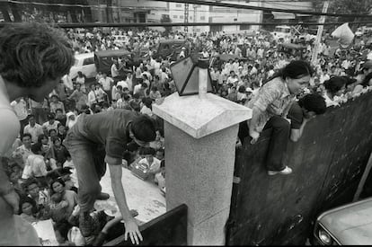 Los vietnamitas saltaban el muro de la Embajada de Estados Unidos en Saigón buscando refugio, el 29 de abril de 1975.