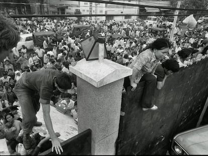 Los vietnamitas saltaban el muro de la Embajada de Estados Unidos en Saigón buscando refugio, el 29 de abril de 1975.