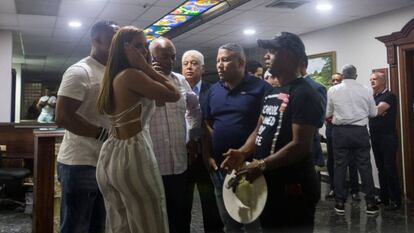 Familiares y amigos de David Ortiz, en la clínica en la que está ingresado el exjugador de béisbol en Santo Domingo tras recibir un disparo.