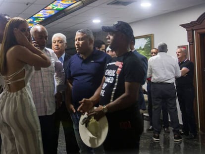 Familiares y amigos de David Ortiz, en la clínica en la que está ingresado el exjugador de béisbol en Santo Domingo tras recibir un disparo.