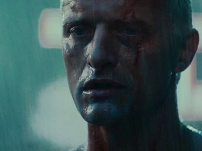 Rutger Hauer como el replicante Roy Batty en la escena final de 'Blade runner'.