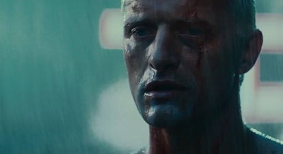 Rutger Hauer como el replicante Roy Batty en la escena final de 'Blade runner'.