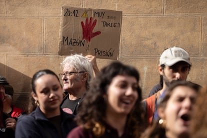 Vecinos piden la dimisión del presidente valenciano Carlos Mazón en el exterior de Les Corts antes del pleno de este viernes.