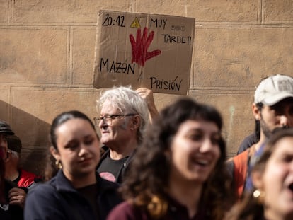 Vecinos piden la dimisión del presidente valenciano Carlos Mazón en el exterior de Les Corts antes del pleno de este viernes.