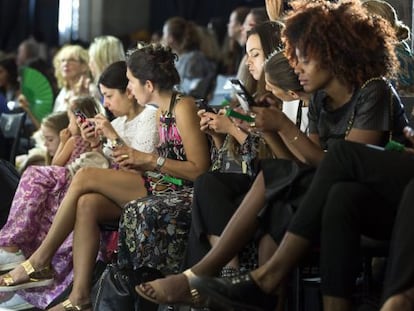 Mulheres olham o celular durante a semana da moda de Tel Aviv (Israel)