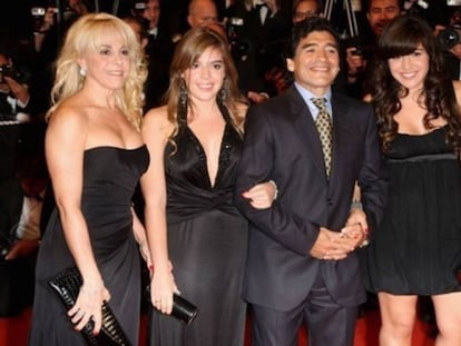 Maradona com Claudia Villafañe e suas duas filhas, Dalma e Gianinna, nos tempos felizes do seu casamento.