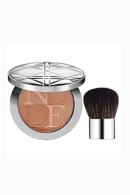 En Dior puedes encontrar esta base solar que combina dos tonos para conseguir una mayor firmeza y luminosidad. El estuche contiene una mini brocha Kabuki para una perfecta aplicación (c.p.v).