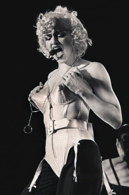 Madonna, con un diseño de Jean-Paul Gaultier, en su concierto en el estadio Vicente Calderón, en Madrid, ante 50.000 personas, dentro de su gira "The Blonde Ambition Tour", en 1990.