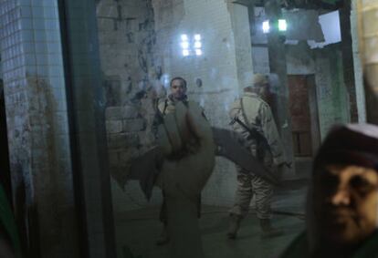 Soldados libios hacen guardia en el palacio de Bab Al Azizia, donde se halla atrincherado Muamar el Gadafi.