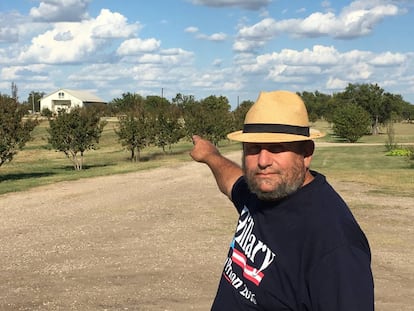 Un hombre muestra el lugar donde tuvo lugar la tragedia de la secta Davidianos de la Rama, en Waco, en 1993.