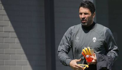 Buffon, en el entrenamiento de la Juventus de ayer en Vinovo.