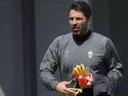 Buffon, en el entrenamiento de la Juventus de ayer en Vinovo.