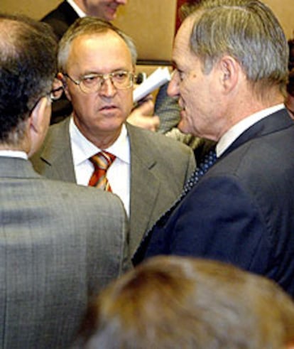 Hans Eichel, en el centro, conversa con su homólogo francés, Francis Mer, ayer durante el Ecofin.