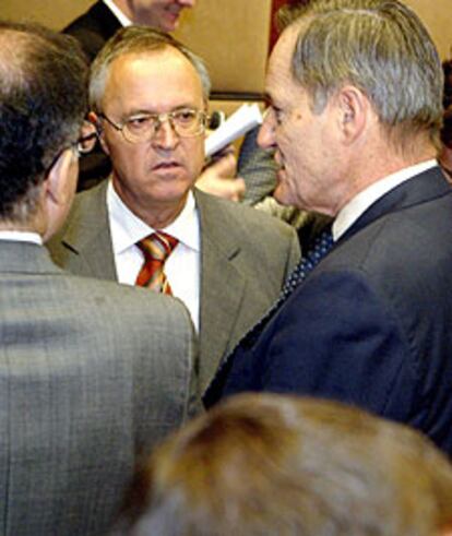 Hans Eichel, en el centro, conversa con su homólogo francés, Francis Mer, ayer durante el Ecofin.