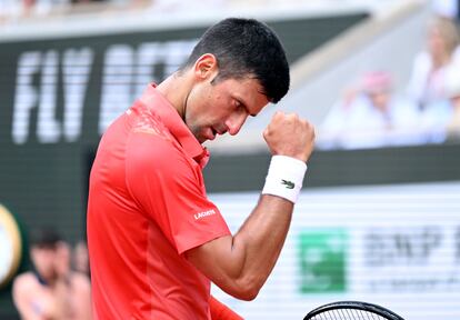 Novak, tras vencer a Ruud en la final de Roland Garros. 