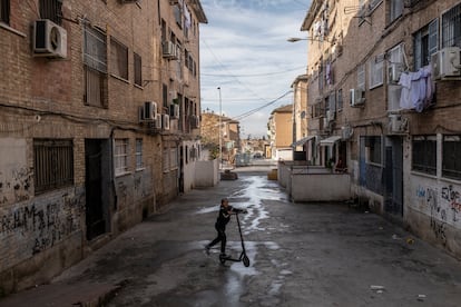 Un niño monta en patinete en el barrio de Cartuja, en el distrito norte de Granada,