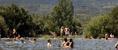 Bañistas en Las Presillas de Rascafría.
