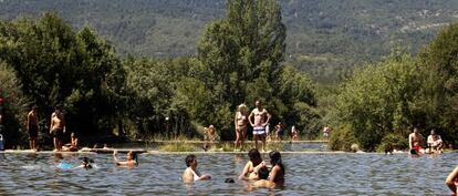 Ba&ntilde;istas en Las Presillas de Rascafr&iacute;a.