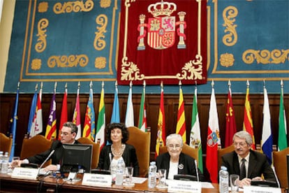 La ministra de Educación y Ciencia, Mercedes Cabrera, durante la reunión con el Consejo Escolar del Estado.