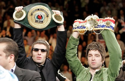 Liam y Noel Gallagher con el cinturón de Ricky Hatton en un combate del británico contra el estadounidense Paulie Malignaggi.