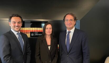 En la foto, de izquierda a derecha: Jorge Perujo socio de Corporate y M&A,  Lucía González socia de Energía y Pedro Rodero, socio director de Ontier España.