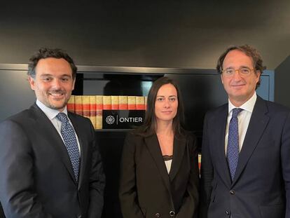 En la foto, de izquierda a derecha: Jorge Perujo socio de Corporate y M&A,  Lucía González socia de Energía y Pedro Rodero, socio director de Ontier España.
