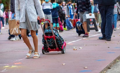 Los responsables educativos recomiendan que los alumnos vayan a clase a pie o en bicicleta, al considerarlas opciones que facilitan el mantenimiento de la distancia interpersonal, son “saludables” y evitan compartir “espacios cerrados” como el del autobús. En la imagen, un grupo de alumnos arrastra sus mochilas antes de llegar al colegio público de Las Gaunas, de Logroño, este lunes.