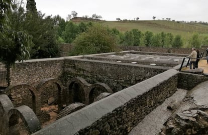 El consejero de Cultura, Miguel Ángel Vázquez, y la alcaldesa de Ronda, María Teresa Valdenebro, durante la visita a los Baños Árabes, dañados por la gota fría.