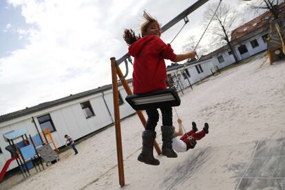 Parque infantil en el campamento de refugiados de Friedland, Alemania.