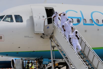 Un vuelo que traslada a migrantes deportados, desde Estados Unidos.