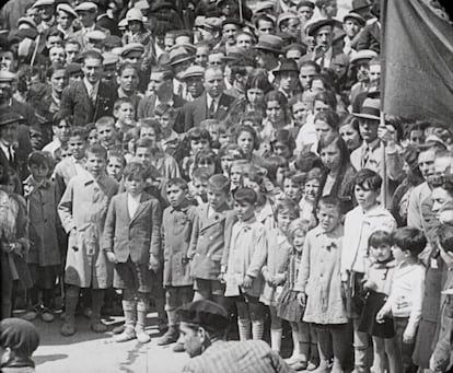 Niños cantan la Internacional en un acto del PSOE recogido en 'El amanecer de una nueva era en España'