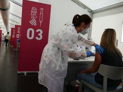 Vacunación contra el coronavirus a una docente en el hospital de campaña de Castellón.