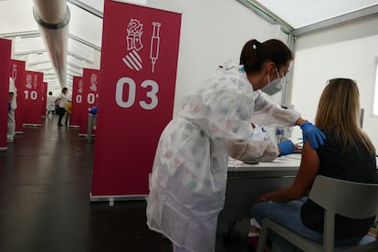 Vacunación contra el coronavirus a una docente en el hospital de campaña de Castellón.