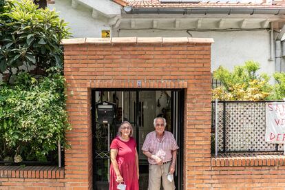 Juan José Preciado, vecino de la colonia, con su hija Pilar.