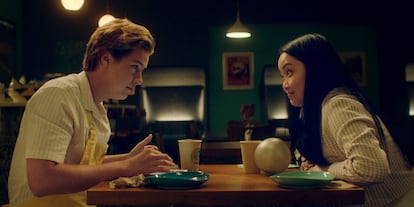 Lana Condor y Cole Sprouse en un fotograma de 'Sueños de Marte'.