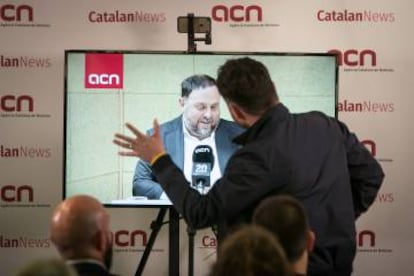 El diputado Gabriel Rufián saluda a Junqueras durante la rueda de prensa.