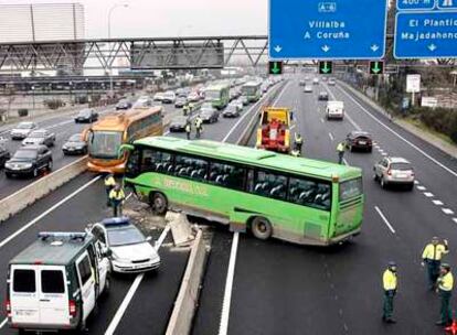 Un autobús, atravesado en el carril VAO de la A-6, sentido A Coruña, en Madrid.