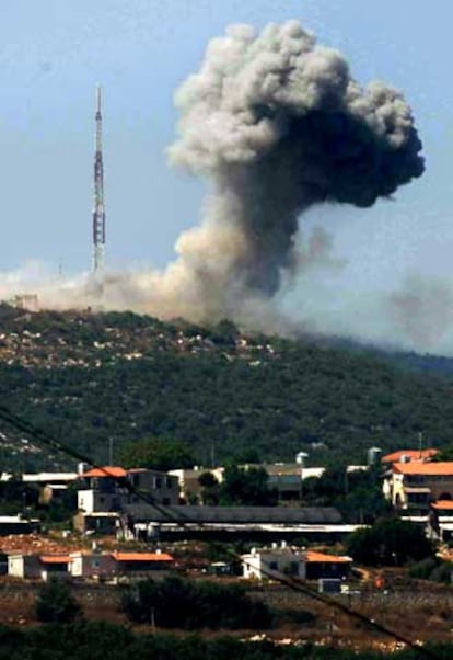 La captura de dos soldados se produce cuando aún sigue sin conocerse el paradero de otro soldado israelí, capturado en este caso por milicianos palestinos en la franja de Gaza desde el pasado 25 de junio y que ha desencadenado una contundente ofensiva militar israelí contra el territorio palestino.