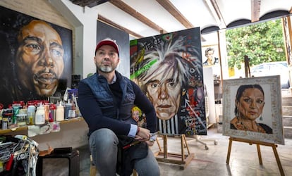 Jesús Arrúe en su estudio de Valencia, junto a algunos de sus retratos.