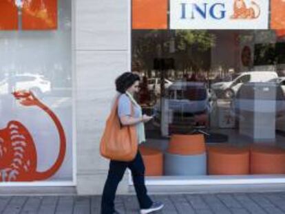 CaixaBank cobra 2,5 euros a los clientes de ING por sacar menos de 200 euros en todos sus cajeros