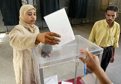 Una mujer deposita su voto en Salé, cerca de Rabat, en las elecciones municipales celebradas el pasado viernes.