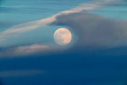 La luna llena se eleva por encima de las nubes al atardecer en Lisboa, el sábado 14 de diciembre de 2024