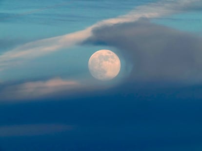 La luna llena se eleva por encima de las nubes al atardecer en Lisboa, el sábado 14 de diciembre de 2024