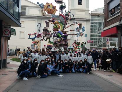 Falla de la plaza Mayor de Burriana con las reinas falleras, sus cortes de honor y la alcaldesa, Maria Josep Safont.