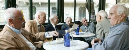 Un grupo de jubilados en un bar. 