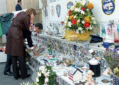 El presidente español, junto a su esposa, deposita una ofrenda floral en la &#39;zona cero&#39; de Nueva York.